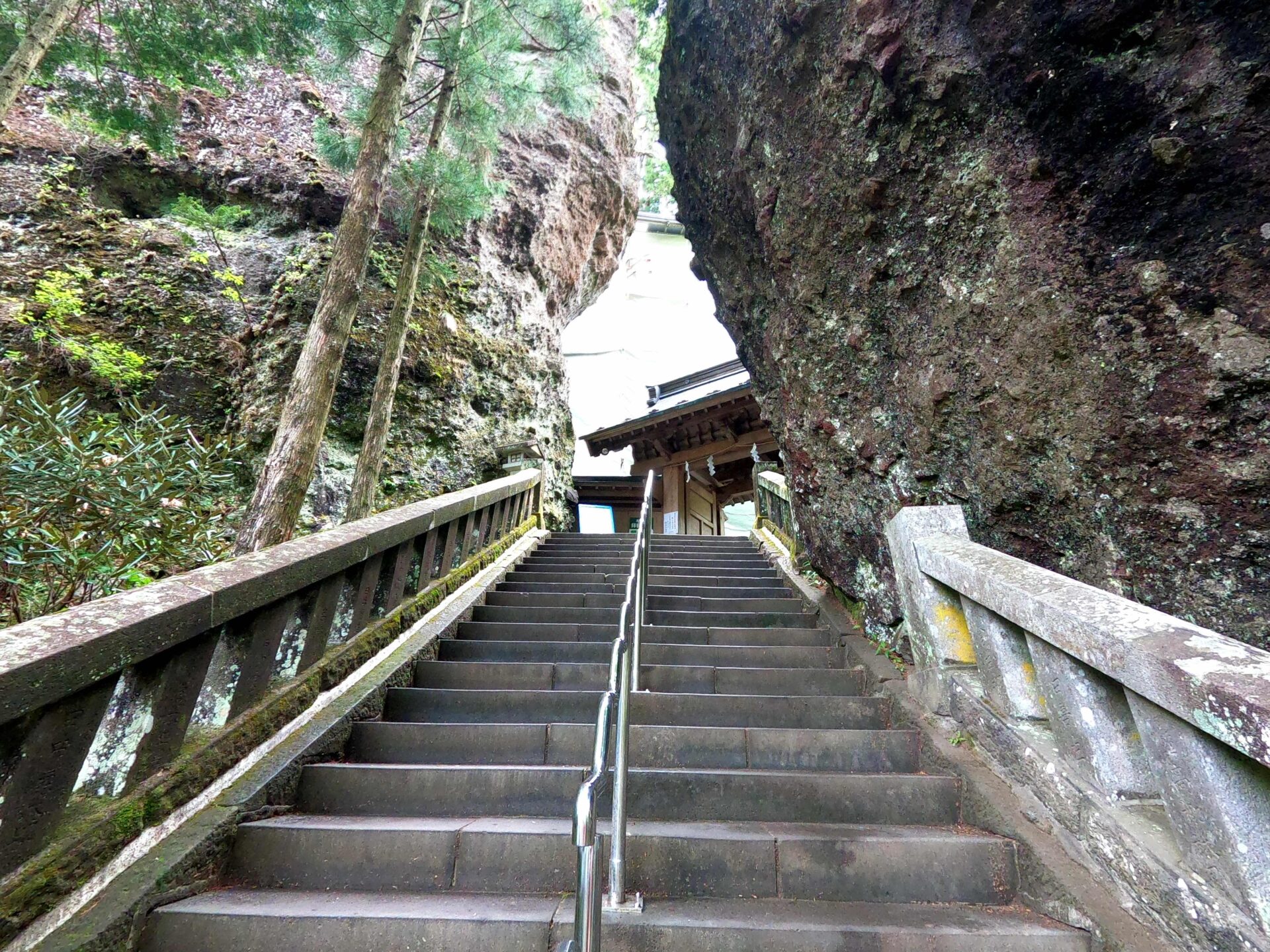 榛名神社本殿手前の階段