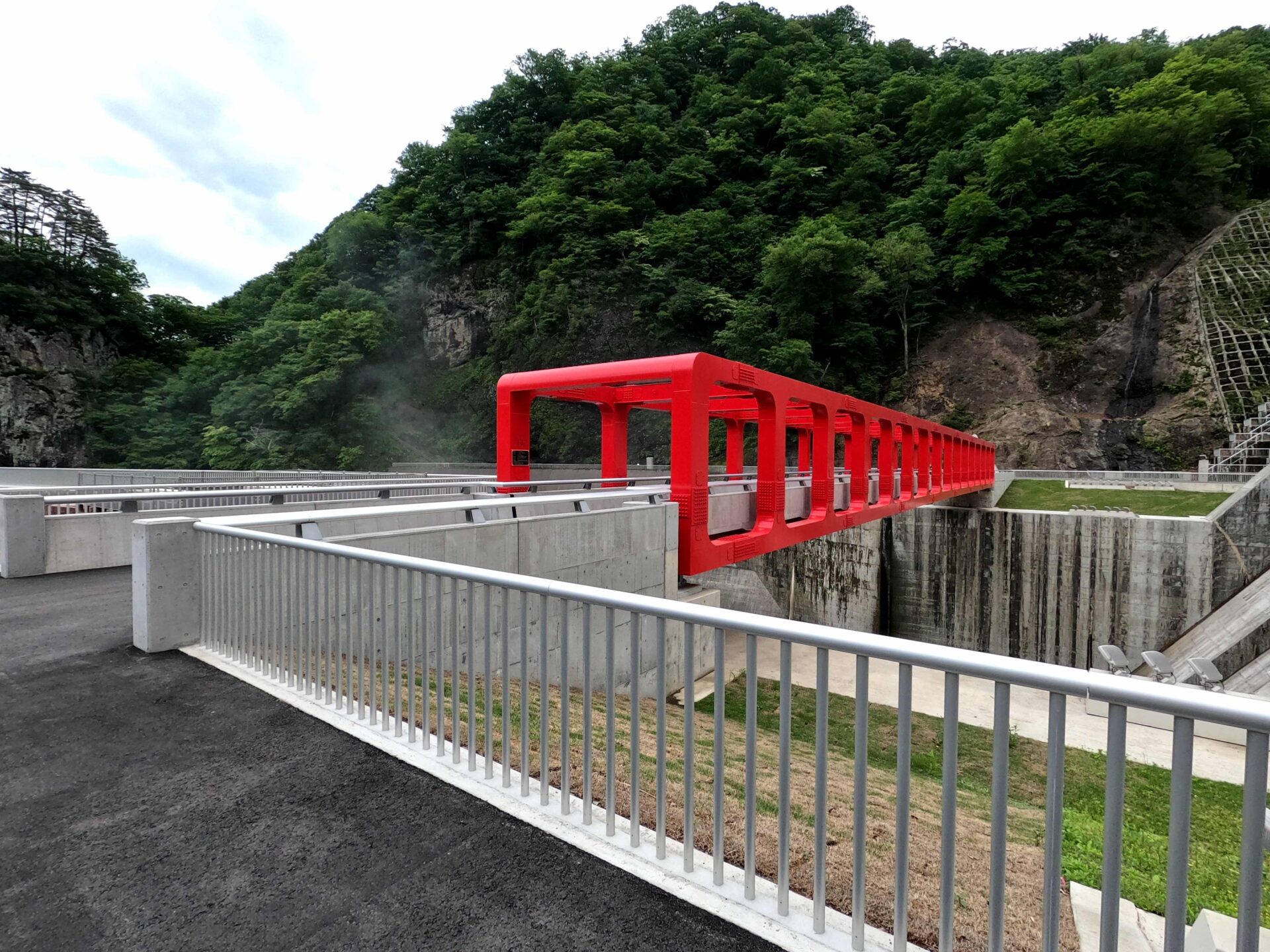 八ッ場ダム下の赤い橋