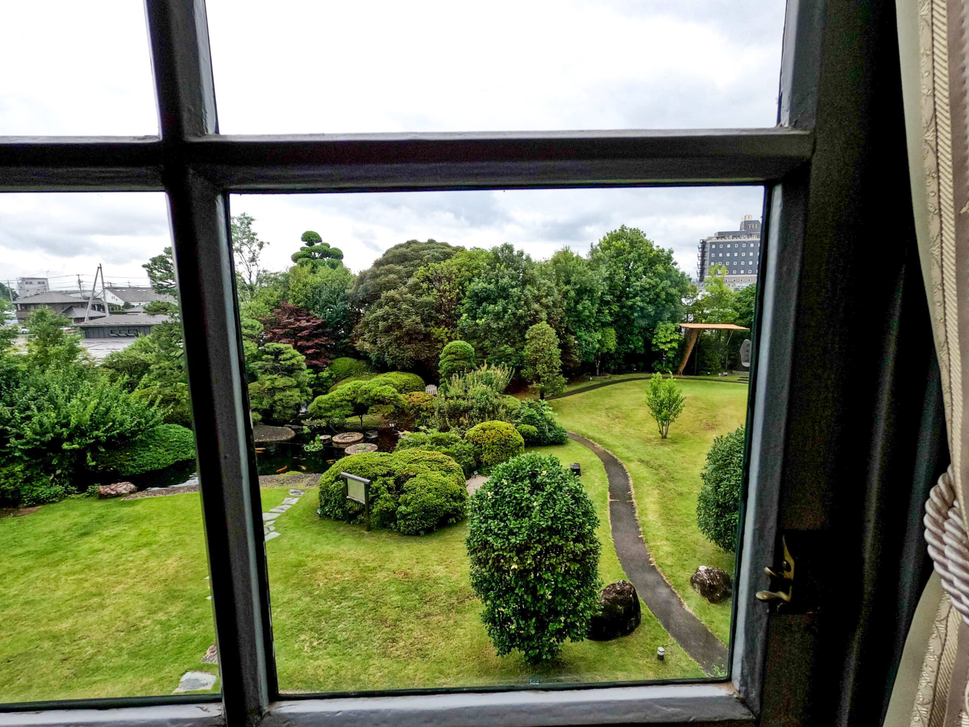 製粉ミュージアム本館から見た日本庭園
